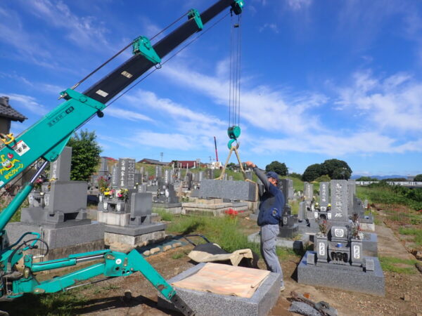 小型クレーンを使って施工