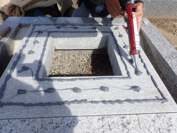 免震シリコン＋免震接着剤施工で地震対策施工