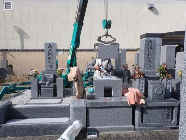 小型クレーンと地震対策施工