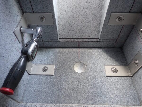 四ツ石と台石もステンレス金具で連結