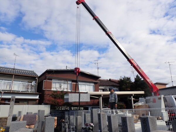 クレーンを使って施工
