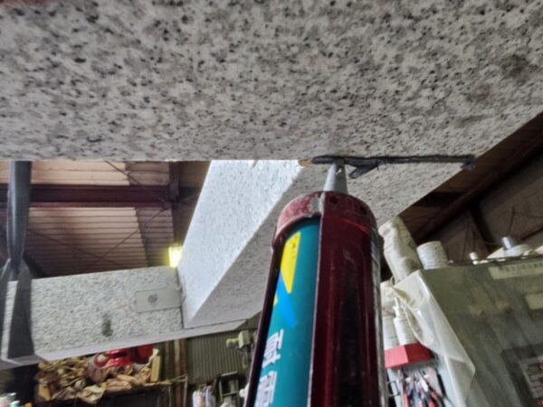 底面にも接着剤