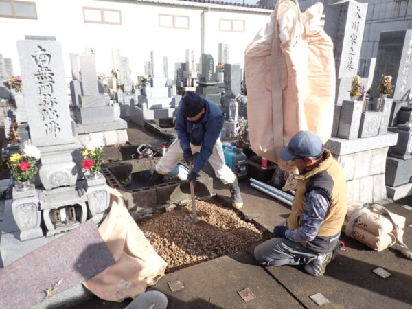 砕石を入れます