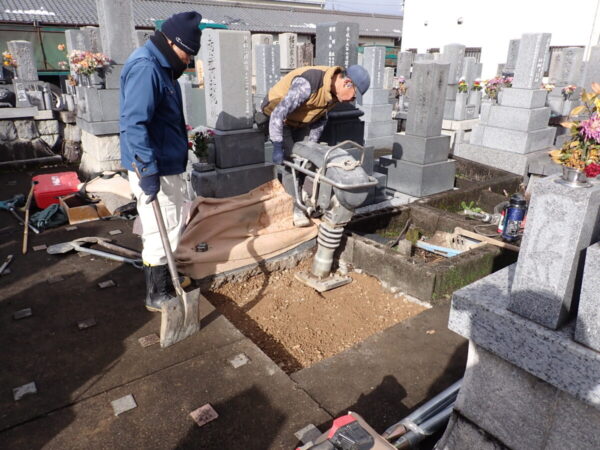 ランマーで突き固めました