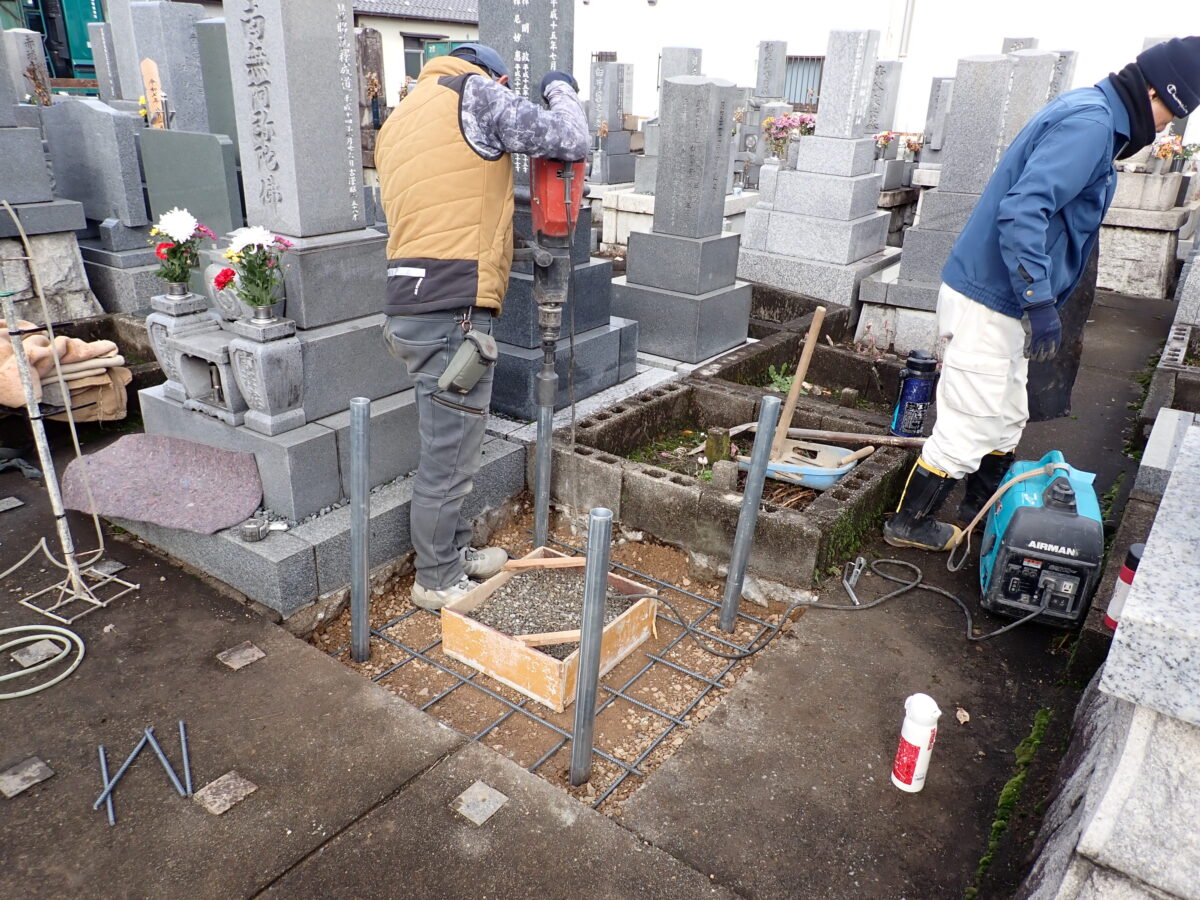 鋼管杭打ち工法をつかって、さらに地盤を強化します