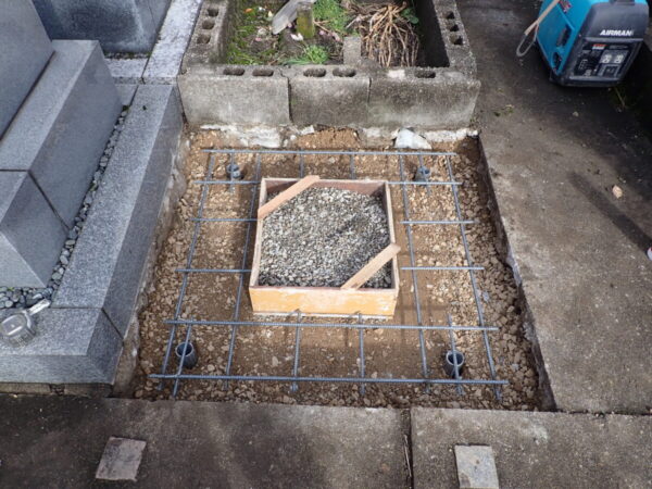 鋼管の上に鉄筋を組みます