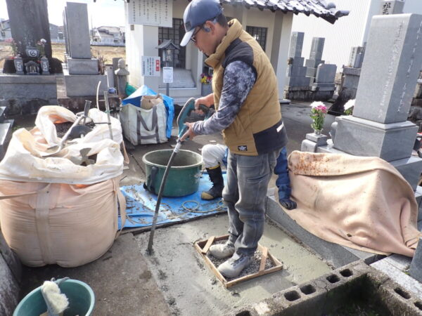 バイブレーターでしっかり空気を抜いて強い基礎コンクリートを作ります