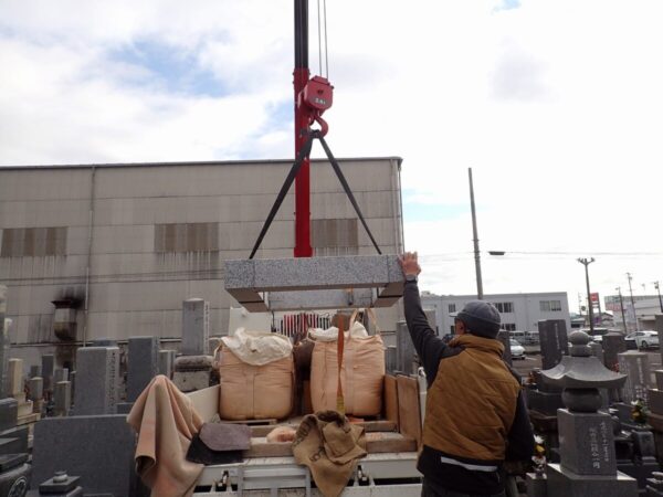 クレーンで施工