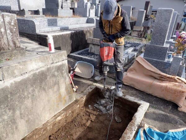 コンクリートを割ります