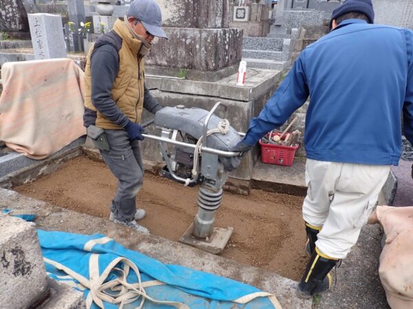 ランマーで突き固めます