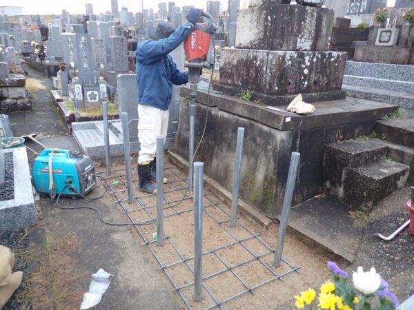 鋼管杭打ち工法をつかって、さらに地盤を強化します