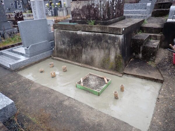 小手で押さえて基礎コンクリート工事の完了