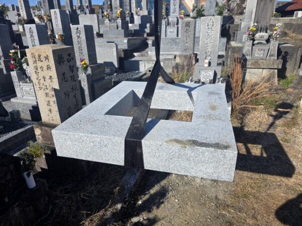 一枚石の御影石納骨室