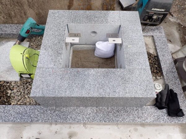 御影石納骨室の中には洗い砂を入れてあります