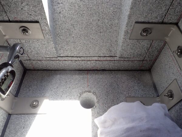 四ツ石と台石もステンレス金具で連結