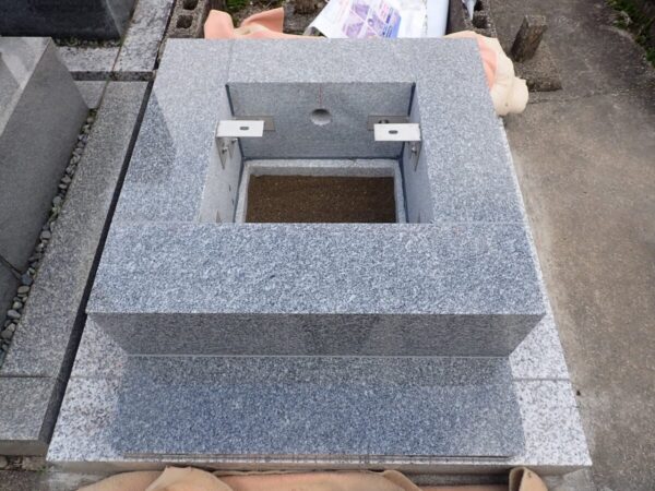 御影石納骨室中には洗い砂を入れてあります