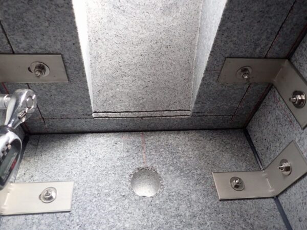 四ツ石と台石もステンレス金具で連結