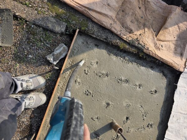 バイブレーターでしっかり空気を抜いて強い基礎コンクリートを作ります