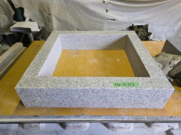 外柵基礎石を事前接着