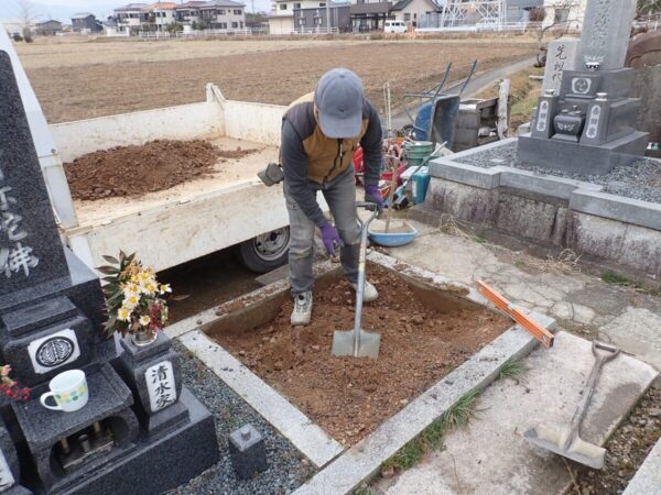 巻石の中の土を全部出します
