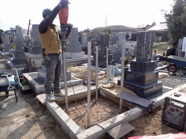 鋼管杭打ち工法をつかって、さらに地盤を強化します