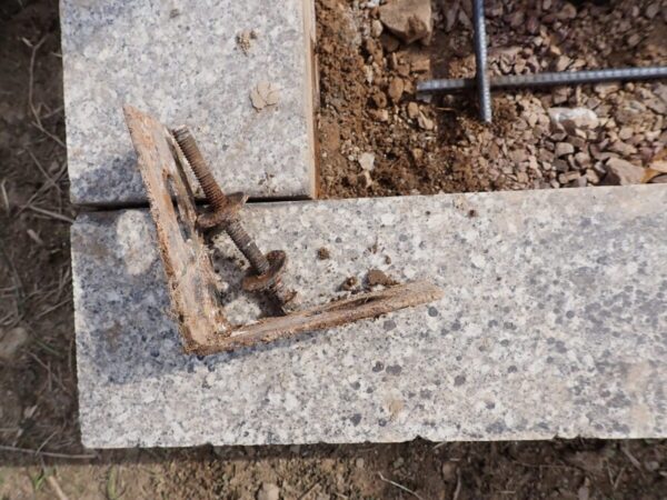 ボロボロの金具