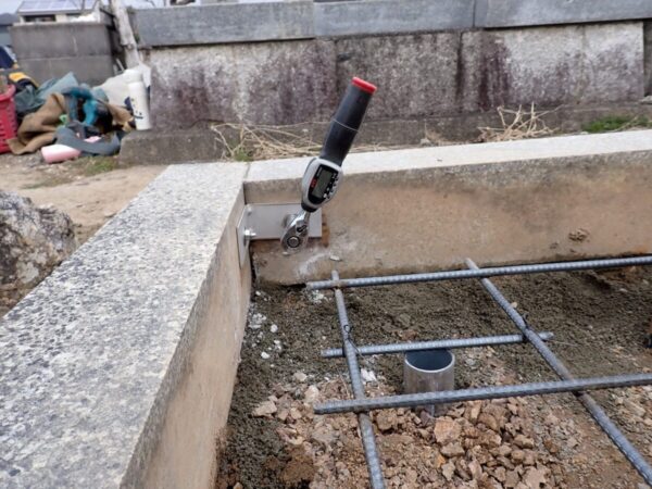 ステンレス金具をトルクレンチでしっかり締め付け