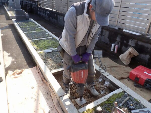 砕石を締め固めます