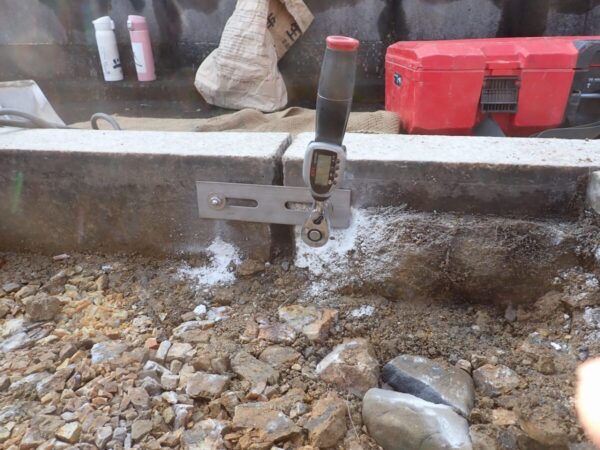 ステンレス金具をトルクレンチでしっかり締め付け