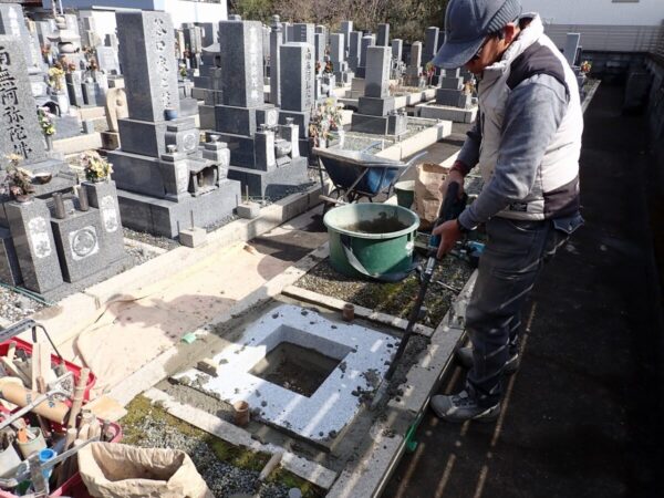 周りをコンクリートで固めます