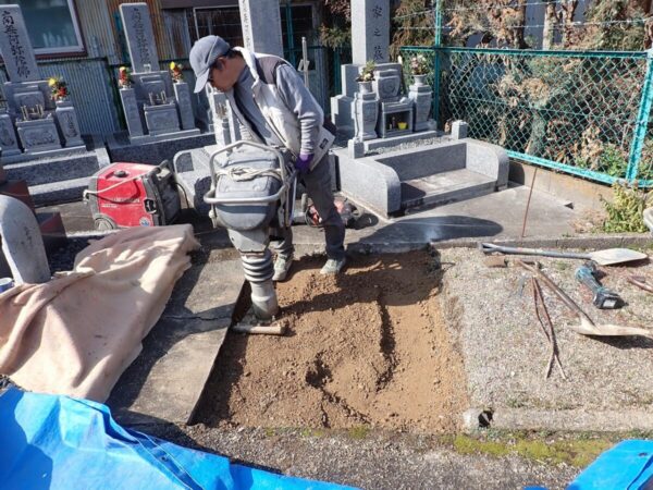 ランマーで突き固めます