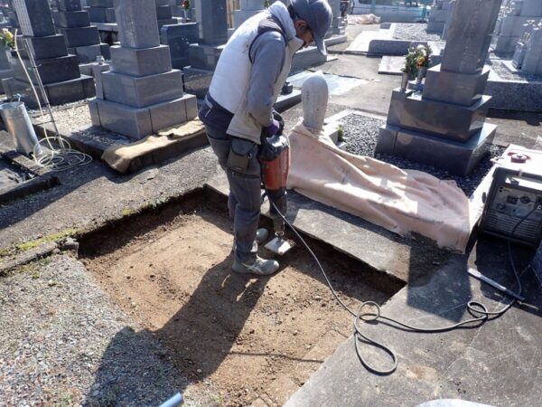 ハツリ機も使って締め固め