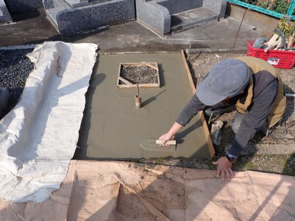 小手で押さえて基礎コンクリート工事の完了