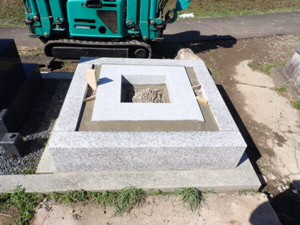 茨城県産稲田石の外柵基礎石工事の完了
