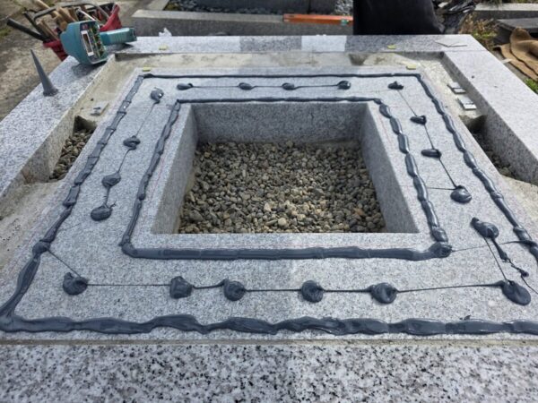 免震シリコン＋免震接着剤施工で地震対策施工