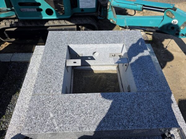 御影石納骨室の中には洗い砂を入れてあります