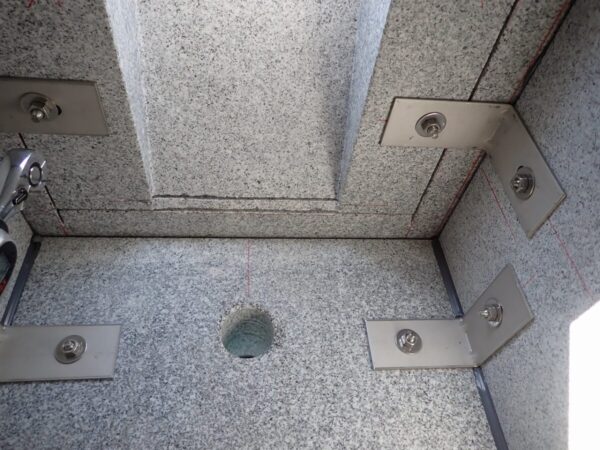 四ツ石と台石もステンレス金具で連結