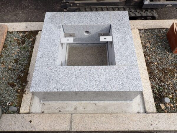 御影石納骨室の中には洗い砂をひいてあります