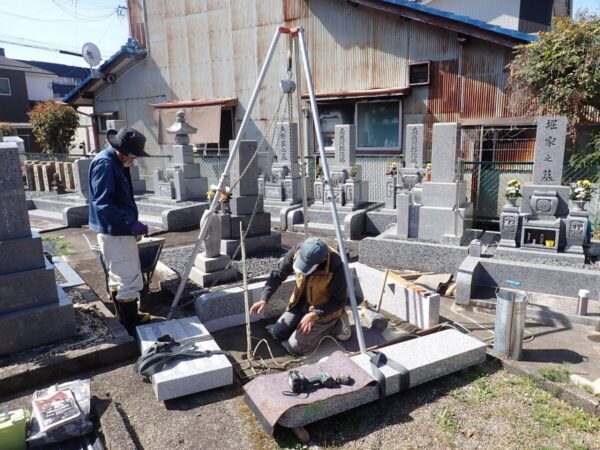 外柵基礎石を組むところ