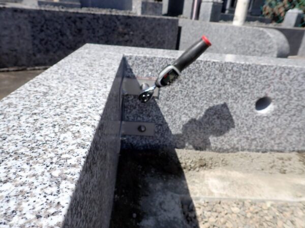 ステンレス金具をトルクレンチでしっかり締め付け