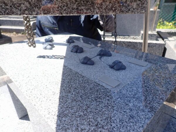 免震シリコン＋免震接着剤施工で地震対策施工