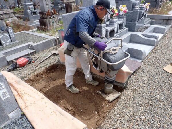 砕石を入れてランマーで突き固め