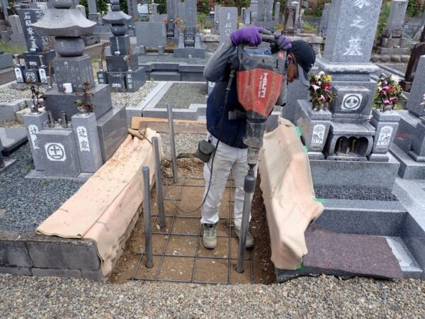 鋼管杭打ち工法をつかって、さらに地盤を強化します