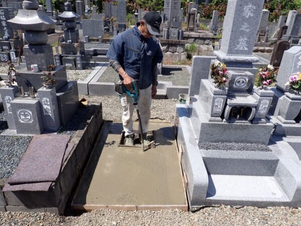 バイブレーターでしっかり空気を抜いて強い基礎コンクリートを作ります