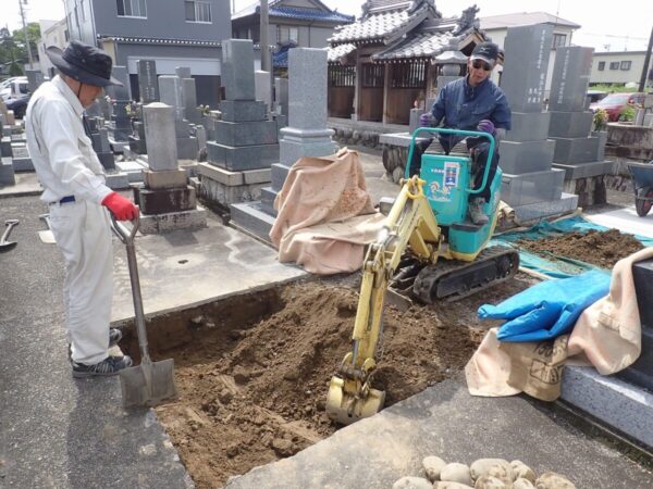 ユンボで掘ります