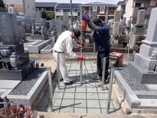 鋼管杭打ち工法をつかって、さらに地盤を強化します