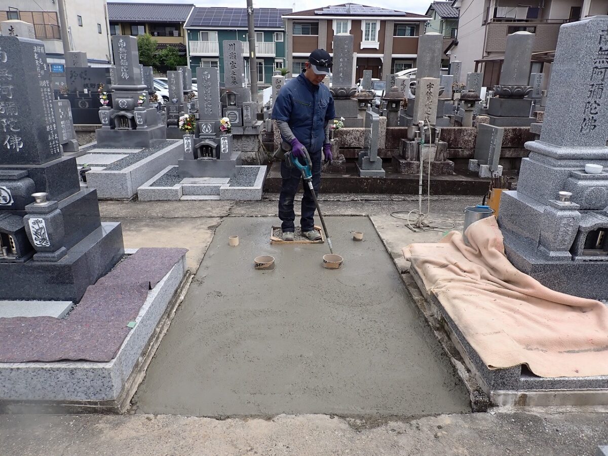 バイブレーターでしっかり空気を抜いて強い基礎コンクリートを作ります