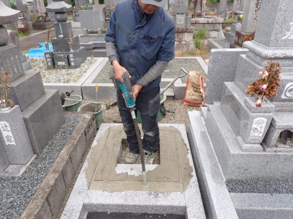 コンクリートを入れて固定