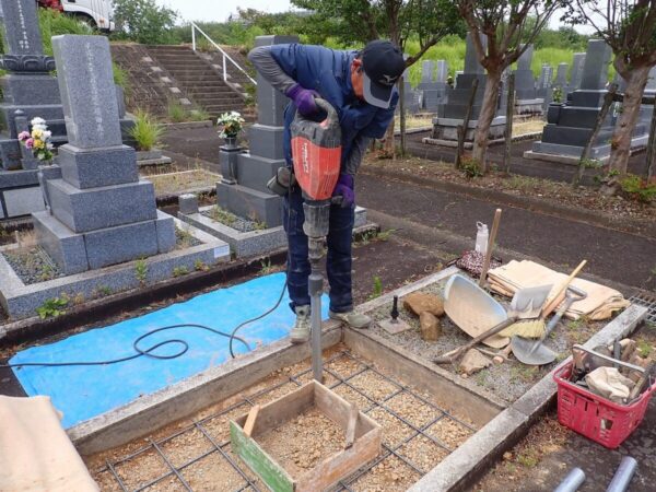 鋼管杭打ち工法をつかって、さらに地盤を強化します