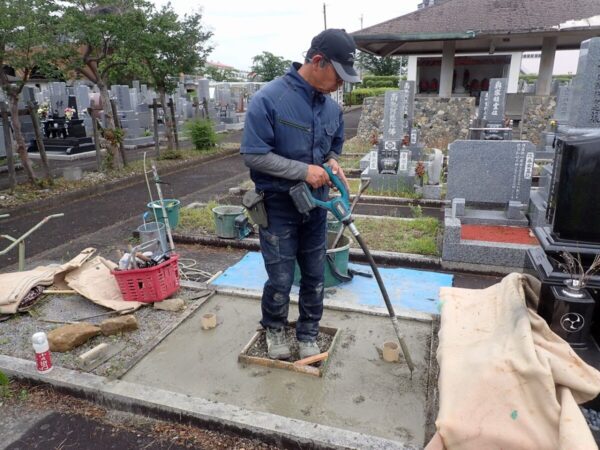 バイブレーターでしっかり空気を抜いて強い基礎コンクリートを作ります